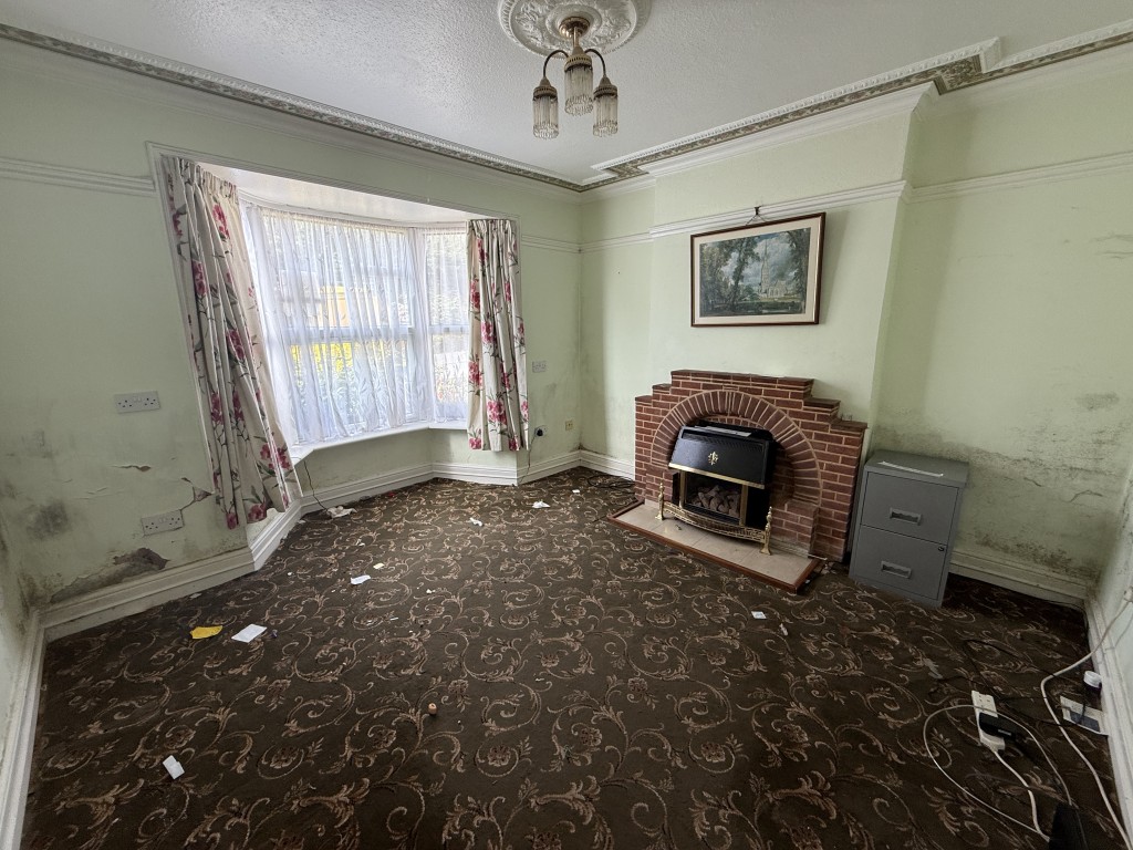 Lot: 109 - DETACHED COTTAGE IN VILLAGE LOCATION FOR UPDATING - Reception room two